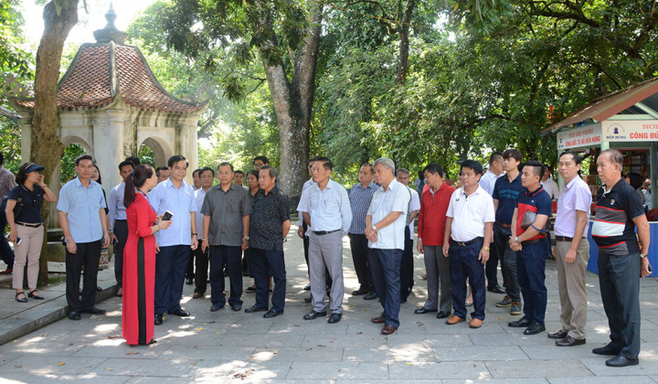 Đoàn đại biểu Bộ Khoa học và Công nghệ nước CHDCND Lào dâng hương tưởng niệm các Vua Hùng