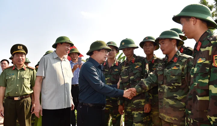 Chùm ảnh: Phó Thủ tướng thị sát, đôn đốc ứng phó Bão số 6
