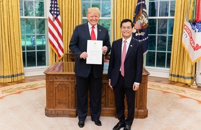 Đại sứ Hà Kim Ngọc trình Quốc thư lên Tổng thống Donald Trump