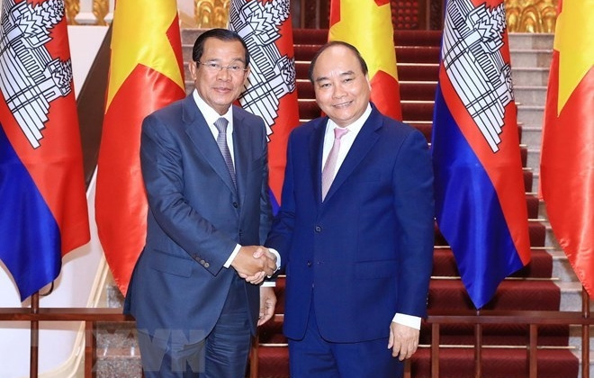 Prime Minister Nguyen Xuan Phuc receives Cambodian counterpart