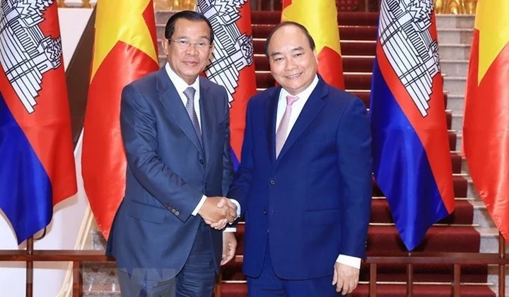 Prime Minister Nguyen Xuan Phuc receives Cambodian counterpart