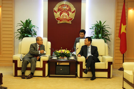 Quyền Bộ trưởng Nguyễn Mạnh Hùng tiếp Chủ tịch Dasan Zhone Solutions