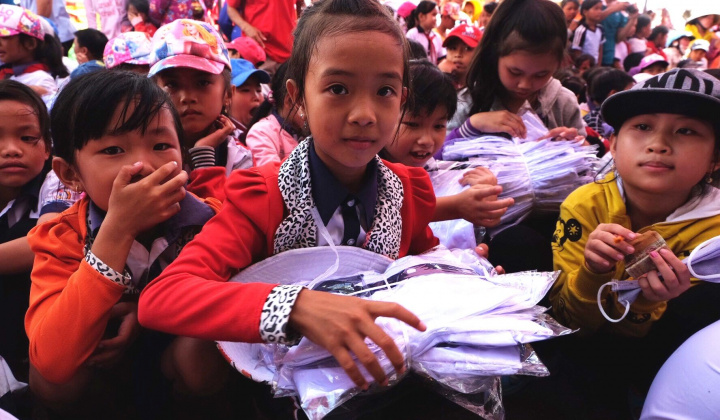 Tặng đồng phục, áo phao cho học sinh miền sông nước