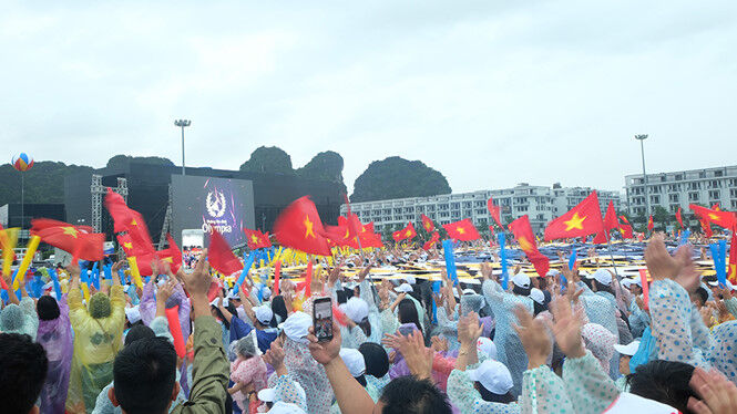 Biển người ở Quảng Ninh vỡ oà niềm vui khi học sinh tỉnh nhà vô địch Olympia