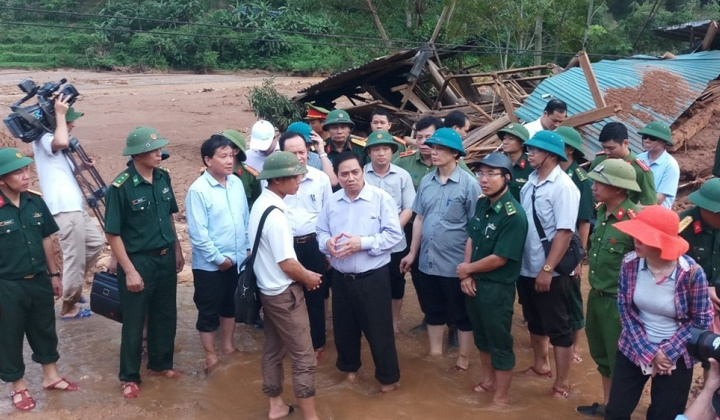Politburo member Pham Minh Chinh visits flood victims in Thanh Hoa