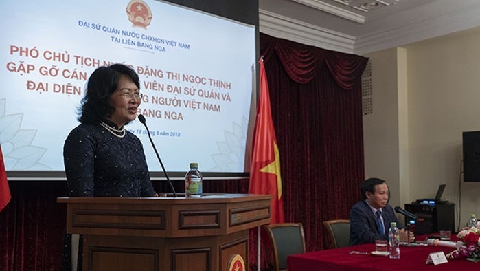 VP Dang Thi Ngoc Thinh visits Vietnamese embassy in Russia