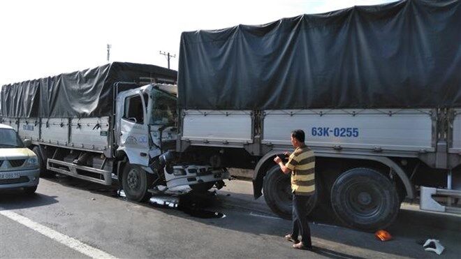 Tiền Giang: 4 xe tải tông liên hoàn trên Quốc lộ 1A, 2 người mắc kẹt trong cabin