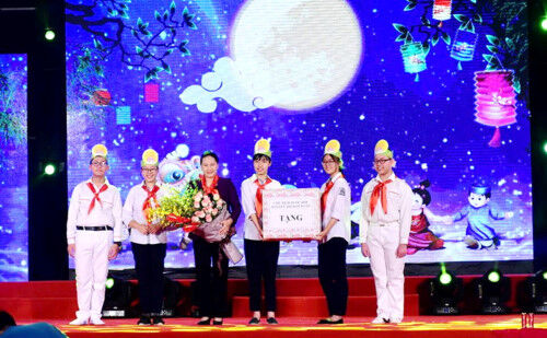 Chủ tịch Quốc hội tặng quà Trung thu trẻ em Hà Nội