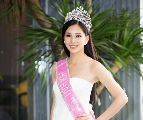 Hoa hậu Tiểu Vy nhận học bổng nửa tỷ sau đăng quang