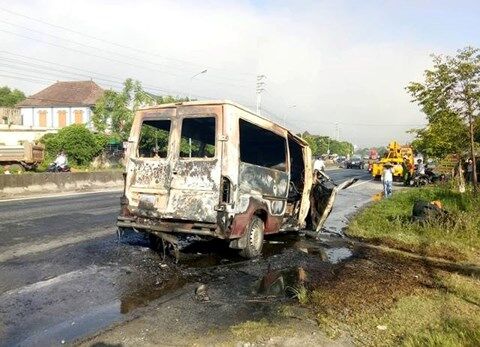 Hà Tĩnh: Đâm vào dải phân cách bốc cháy, 2 vợ chồng chủ xe khách nguy kịch