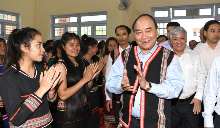 Thủ tướng chung vui ngày hội đến trường với học sinh dân tộc Tây Nguyên