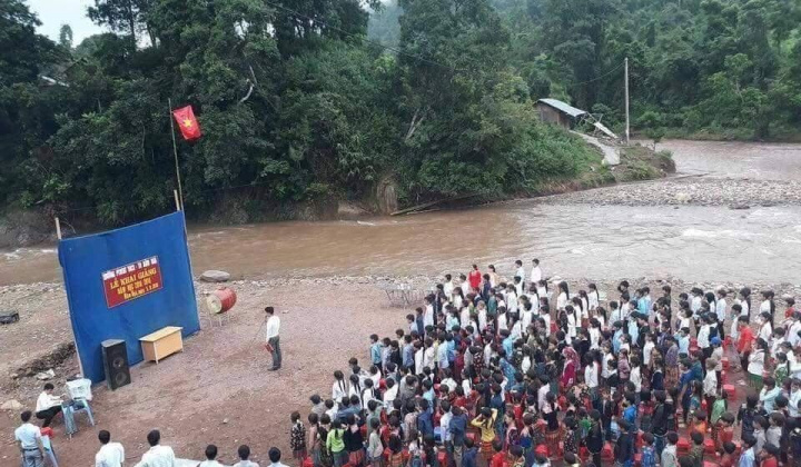 Xúc động lễ khai giảng bên bờ suối nơi rốn lũ Mường Tè