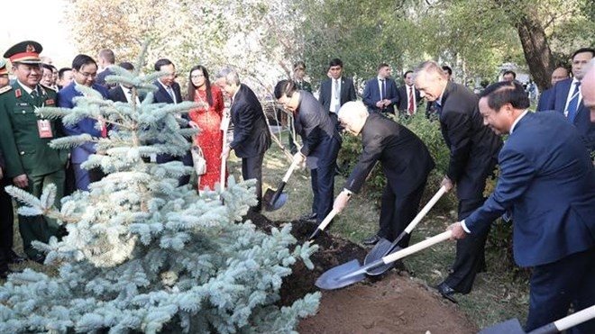 Party chief lays flowers at President Ho Chi Minh’s statue in Moscow
