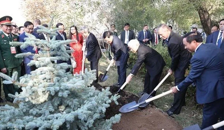Party chief lays flowers at President Ho Chi Minh’s statue in Moscow