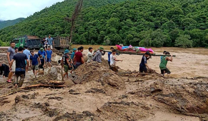 Người dân Mường Lát gắng sức vượt qua mất mát sau lũ dữ