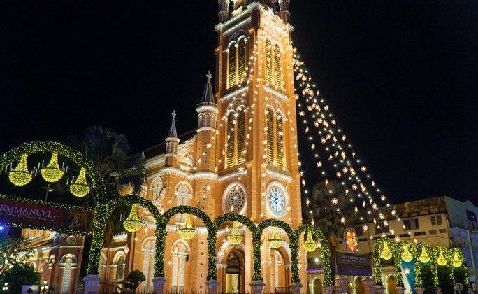 Người dân TP.HCM đổ về trung tâm đón Giáng sinh