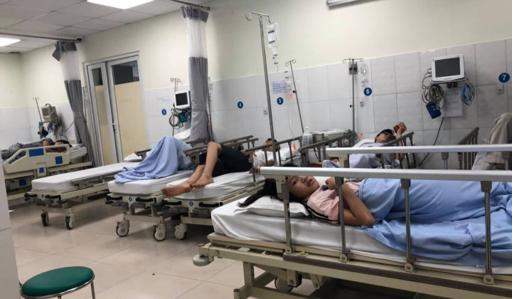 TP. HCM: 10 người nhập viện cấp cứu nghi ngộ độc thức ăn ở nhà hàng 