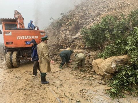 Hà Tĩnh: Sạt lở trên quốc lộ 8A, giao thông bị ách tắc nhiều giờ
