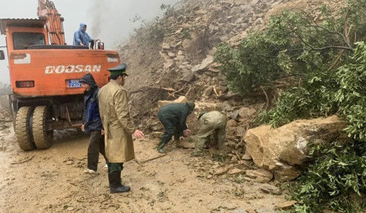 Hà Tĩnh: Sạt lở trên quốc lộ 8A, giao thông bị ách tắc nhiều giờ