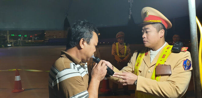 CSGT phát hiện tài xế container dương tính với ma tuý trên cao tốc Pháp Vân-Cầu Giẽ 