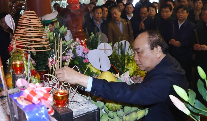 Thủ tướng dâng hương tưởng nhớ Chủ tịch Hồ Chí Minh