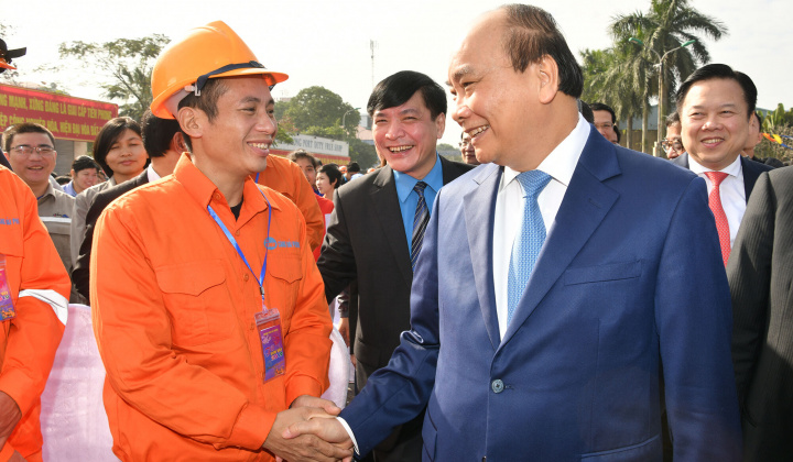 Thủ tướng Nguyễn Xuân Phúc trao quà Tết cho công nhân nghèo