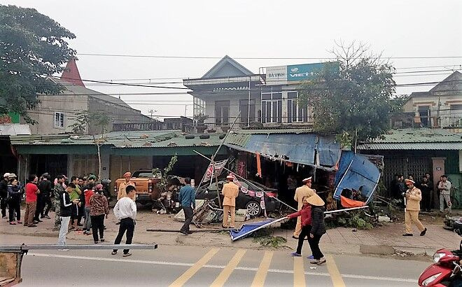 Hà Tĩnh: Xế hộp lao lên vỉa hè, đâm nhiều xe máy, ô tô