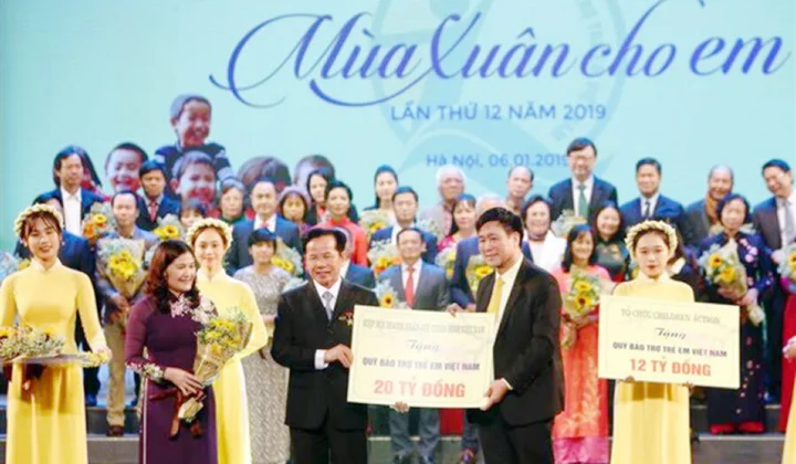 Ấm áp chương trình 'Mùa xuân cho em' lần thứ 12