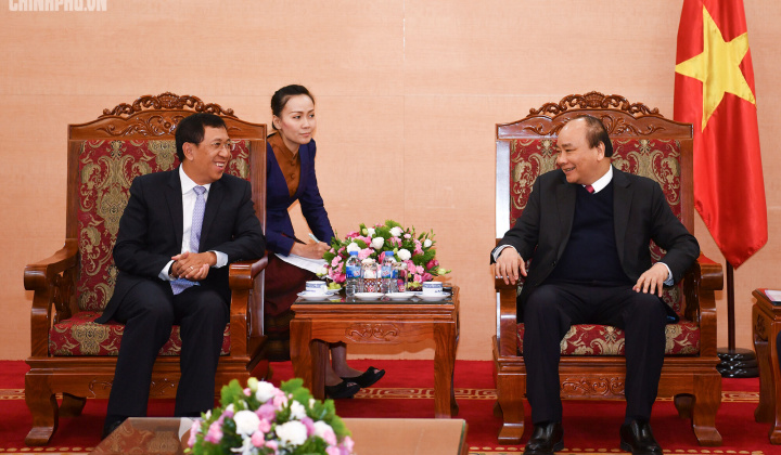 Thủ tướng Nguyễn Xuân Phúc tiếp Thống đốc Ngân hàng CHDCND Lào