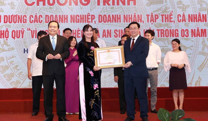 Tôn vinh tổ chức, cá nhân tích cực ủng hộ Quỹ Vì người nghèo