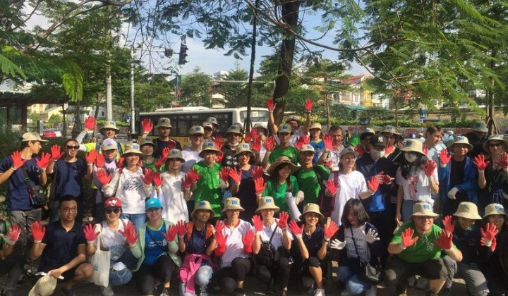 Đại sứ châu Âu và đoàn tình nguyện dọn rác dưới chân cầu Long Biên