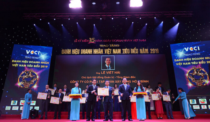 Tập đoàn Xây dựng Hòa Bình đạt "cú đúp" giải thưởng uy tín trong Ngày DNVN