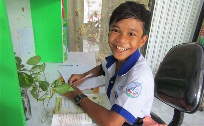 Nam sinh người Khmer chế tạo máy lột vỏ trứng cút tự động