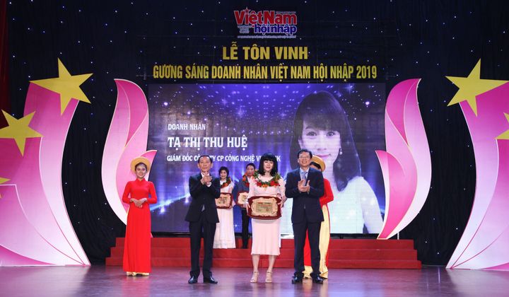 Doanh nhân Tạ Thị Thu Huệ vinh dự được vinh danh doanh nhân Việt Nam Hội nhập 2019