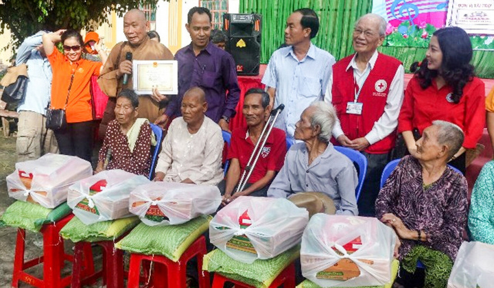 Sóc Trăng: Trung tâm nhân đạo Từ Tâm Khám bệnh, tặng quà cho người nghèo