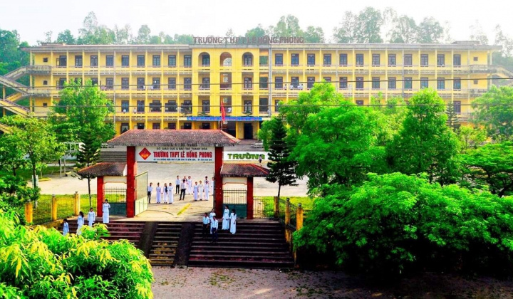 Trường THPT Lê Hồng Phong: Hơn 20 năm “chèo lái” con thuyền tri thức.
