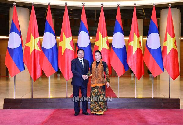 Chủ tịch Quốc hội Nguyễn hội kiến Thủ tướng Lào