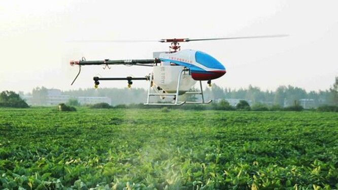 Nông dân miền Tây sử dụng máy bay không người lái phun thuốc trừ sâu