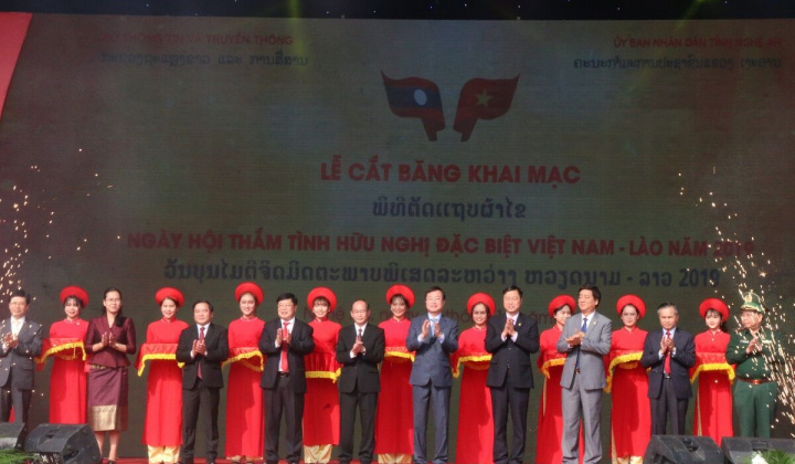 Nghệ An: Khai mạc Ngày hội 'Thắm tình hữu nghị đặc biệt Việt Nam - Lào'