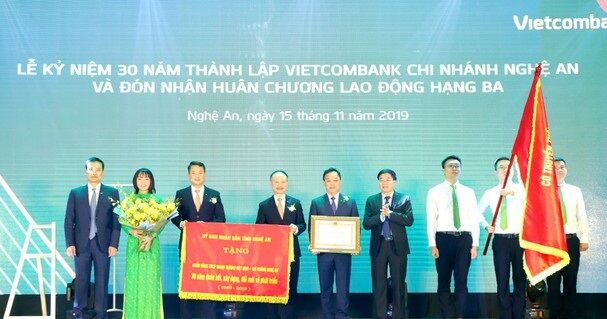 Vietcombank Nghệ An kỷ niệm 30 năm thành lập và đón nhận Huân chương Lao động Hạng Ba