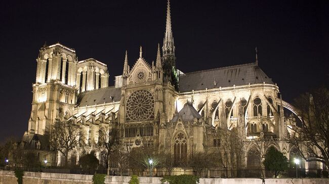 Pháp mời chuyên gia Nga giúp khôi phục Nhà thờ Đức Bà ở Paris