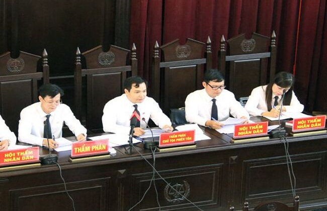 Bàn về thẩm quyền ban hành quyết định tiếp tục giải quyết vụ án dân sự của Hội đồng xét xử