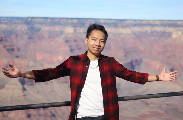 Chàng trai Việt tại Singapore trở về giúp đỡ các sinh viên nghị lực