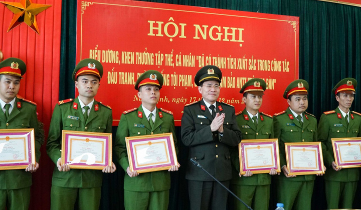 Nam Định: Khen thưởng 3 tập thể, 16 cá nhân đạt thành tích trong phòng chống tội phạm ma túy
