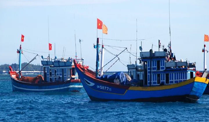 Tuyên truyền kiến thức pháp luật về biển, đảo cho các chủ phương tiện hành nghề đánh bắt xa bờ.