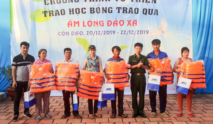 Trao tặng học bổng cho học sinh và gia đình chiến sĩ Biên phòng huyện Côn Đảo