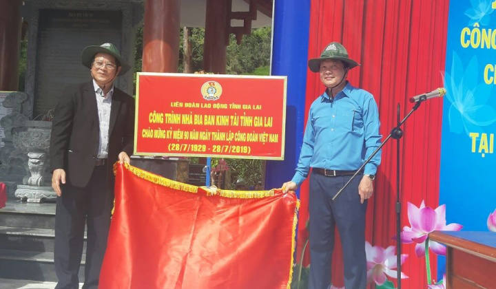 Gắn biển công trình Nhà Bia Ban Kinh tài tỉnh Gia Lai chào mừng 90 năm Công đoàn Việt Nam