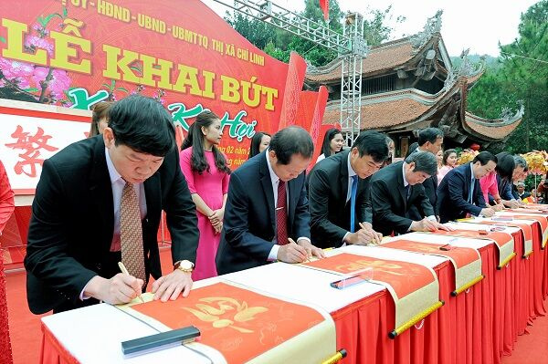 Hải Dương: Tưng bừng Khai bút đầu xuân Kỷ Hợi tại đền Chu Văn An