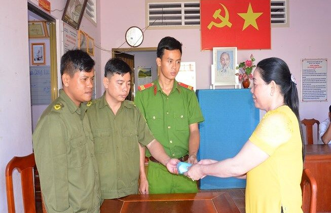 Thượng sĩ công an nhặt được 10 triệu đồng trả lại người bị mất