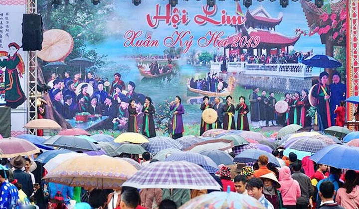 Bắc Ninh: Hàng ngàn du khách đội mưa trẩy hội Lim